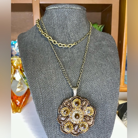 Elegant Gold-Tone Beaded Flower Pendant Necklace - Picture 3 of 3